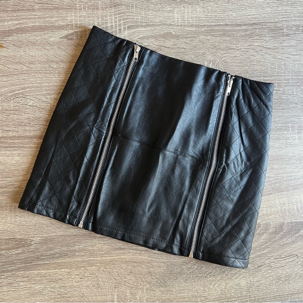 Vegan Leather Zipper detail skirt size small
